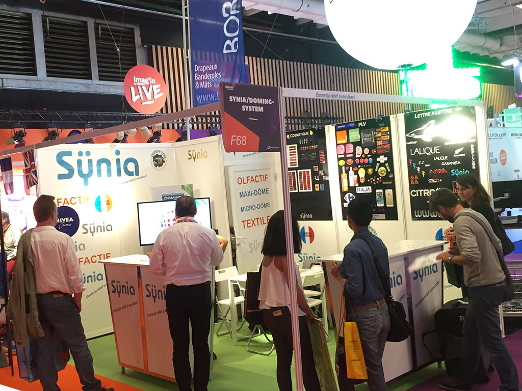 Synia Doming stand