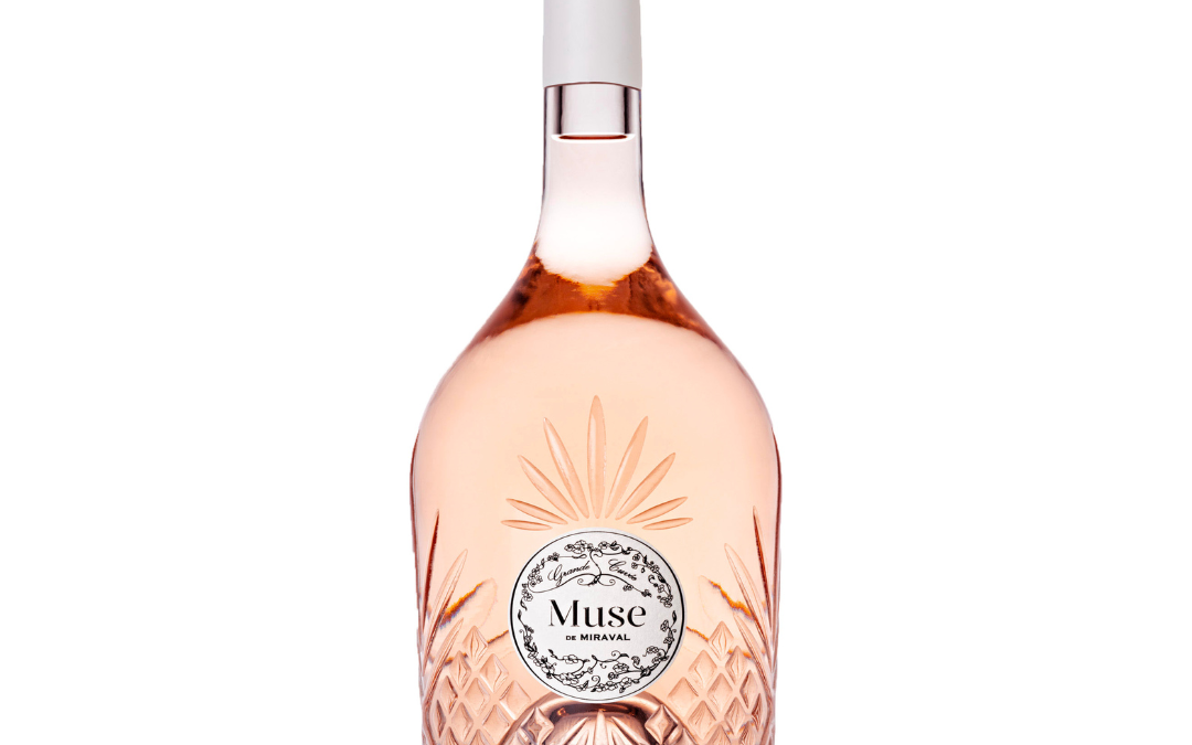 Sÿnia réalise la décoration de bouteille de vin