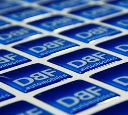 Autocollants de véhicule : Le doming pour tous vos besoins
